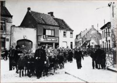 Stoet met schooljongens in Boekhoute