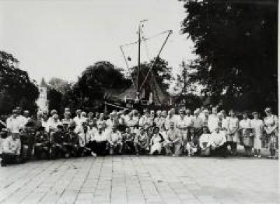 Toeristenbus op bezoek in Boekhoute, 1989