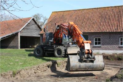 Stap 2 - Aanleg buitenbolbaan: uitgraven van het speelvlak