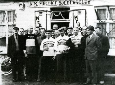 Groep krulbolders aan het lokaal 'In De Moedige Boldersclub' Bassevelde