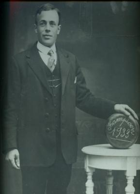 Kampioen krulbol, August Bruggeman, 1933