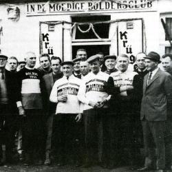 Groep krulbolders aan het lokaal 'In De Moedige Boldersclub' Bassevelde