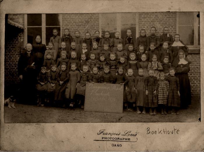 Klasfoto meisjesschool Boekhoute, 1894