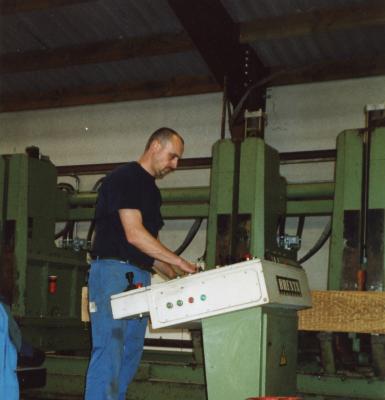 Lieven De Spiegelaere in de houtzagerij, Knesselare, 2005