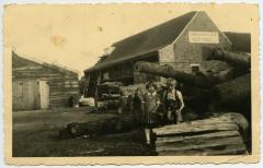 Andrea en Gilbert De Spiegelaere voor de houtzagerij, Knesselare, jaren 1940 