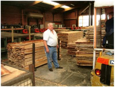 Xavier De Spiegelaere in zijn houtzagerij, Knesselare, 2005