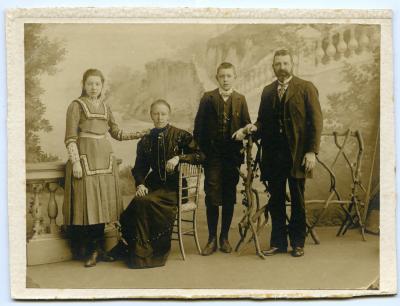 Familieportret familie Van Lierde, Ursel