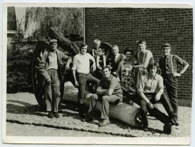 Groepsfoto personeel Houtzagerij De Spiegelaere, Knesselare, ca. 1970