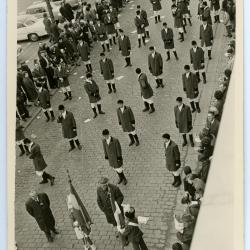 Vele toeschouwers voor een stoet in Zelzate, jaren 1960