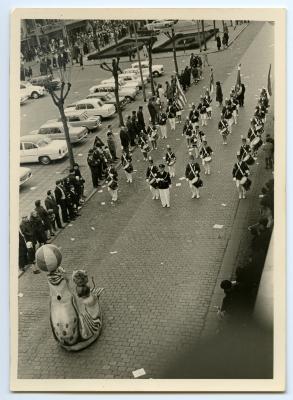 Drumband in een stoet in Zelzate, jaren 1960