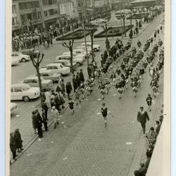 Drumband in een stoet in Zelzate, jaren 1960