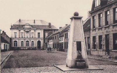 Postkaart van het Diederikplein (Varkensmarkt) in Assenede