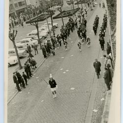Vele toeschouwers voor een stoet in Zelzate, jaren 1960