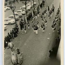 Majorette in een stoet in Zelzate, jaren 1960