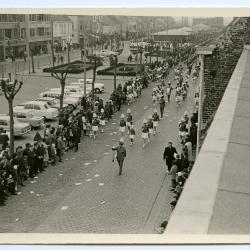 Muziekkorps in een stoet in Zelzate, jaren 1960