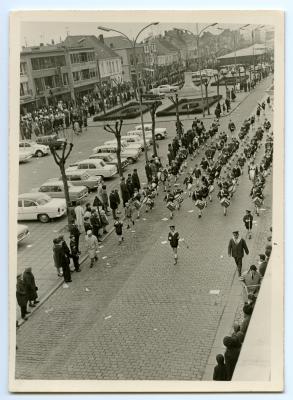 Fanfare in een stoet in Zelzate, jaren 1960