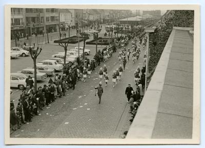 Majorettes en fanfares in Zelzate, jaren 1960