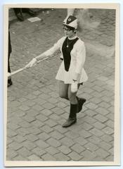 Majorette in een stoet in Zelzate, jaren 1960