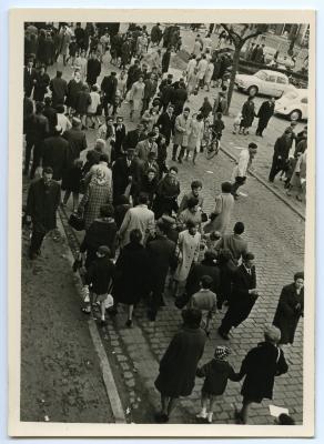 Vele toeschouwers voor een stoet in Zelzate, jaren 1960