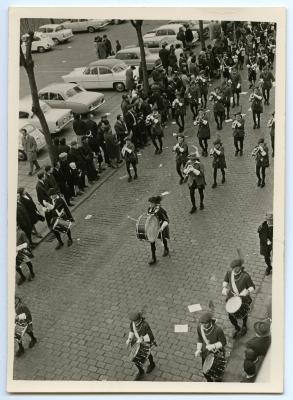 Muziekkorps in een stoet in Zelzate, jaren 1960