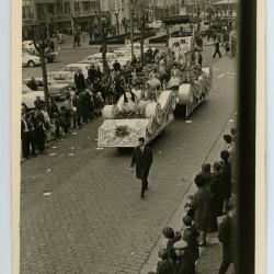 Muziekkorps in een stoet in Zelzate, jaren 1960