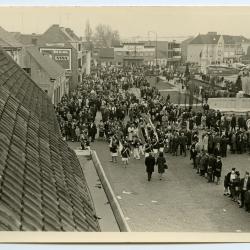 Drumband in een stoet in Zelzate, jaren 1960