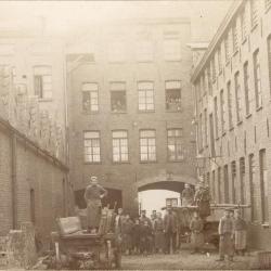 Binnengang haarsnijderijfabriek Enke in Eeklo, ca. 1898