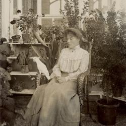Paula Enke in de orangerie van Oaklands, Eeklo, ca. 1905