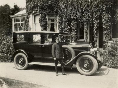 Chauffeur met wagen voor Villa Oaklands, Eeklo