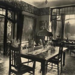 De eetkamer van Villa Pinehurst in Eeklo, jaren 1920