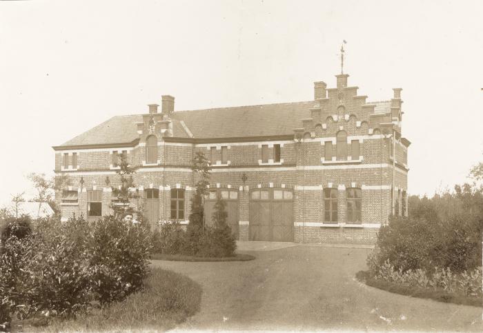 Het koetshuis bij Villa Oaklands in Eeklo, mei 1898