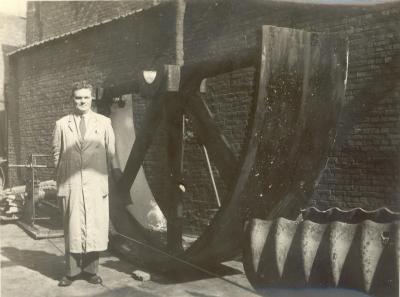 Hoofdpoulie van haarsnijderij Enke, ca. 1948