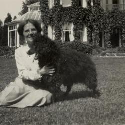 Adelina Enke met hond voor Villa Oaklands, Eeklo, jaren 1930