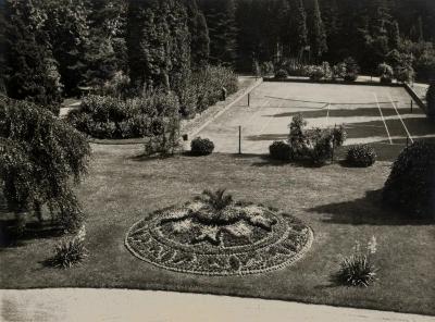Tuin en tennisveld bij Villa Pinehurst, Eeklo, jaren 1920