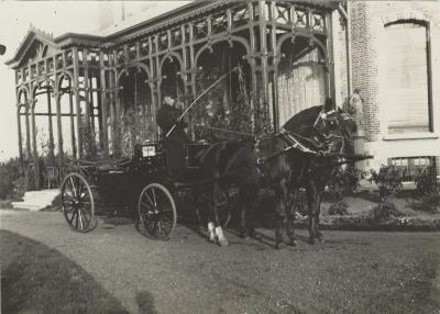 Koetsier en koets voor Villa Oaklands in Eeklo, 1897