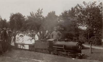 Miniatuurstoomtrein in de tuin van Villa Oaklands in Eeklo, 1909