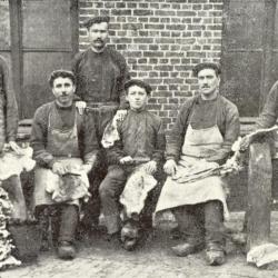 Arbeiders haarsnijderij-atelier Enke, Bassevelde, 1910