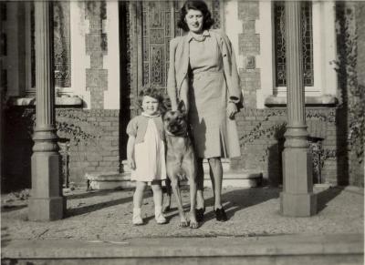 Denise Armstrong, dochter Dinah en hond Limo in 1948