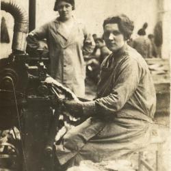 Flavie De Muydt aan het werk bij Enke tijdens het interbellum