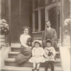 Peter Enke met zijn gezin op de trappen van Villa Pinehurst in Eeklo, 1911