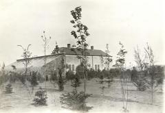 De twee serres achter het koetshuis bij Villa Oaklands in Eeklo