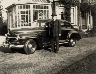 Max Enke bij zijn nieuwe Plymouth, enkele jaren na WOII