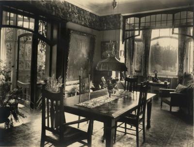 De eetkamer van Villa Pinehurst in Eeklo, jaren 1920