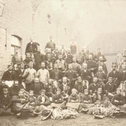 Kaarders en trekkers van haarsnijderij Enke, ca. 1898
