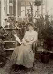 Paula Enke in de orangerie van Oaklands, Eeklo, ca. 1905
