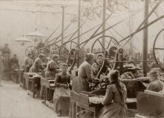 Arbeidsters aan het werk bij Enke, omstreeks 1896