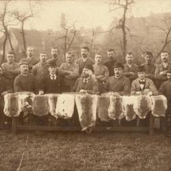 Directie en meestergasten van haarsnijderij Enke, Eeklo, ca. 1898