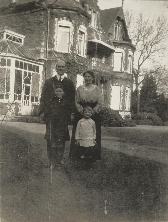 Max en Marion Enke met hun kinderen in Eeklo, 1920