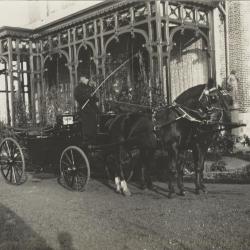 Koetsier en koets voor Villa Oaklands in Eeklo, 1897