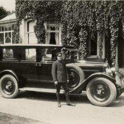 Chauffeur met wagen voor Villa Oaklands, Eeklo
